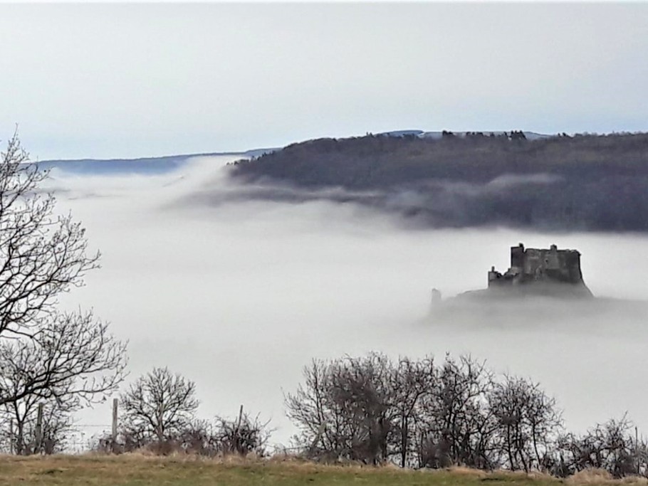 Chateau de Murol émergeant des brumes