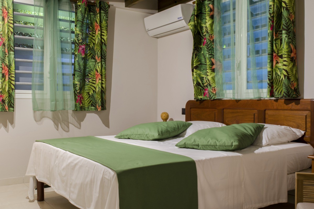 chambre 2 rez de chaussé climatisée + moustiquaires aux fenetres
