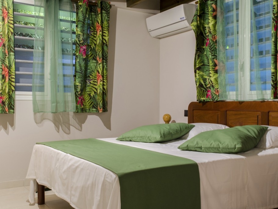 chambre 2 rez de chaussé climatisée + moustiquaires aux fenetres