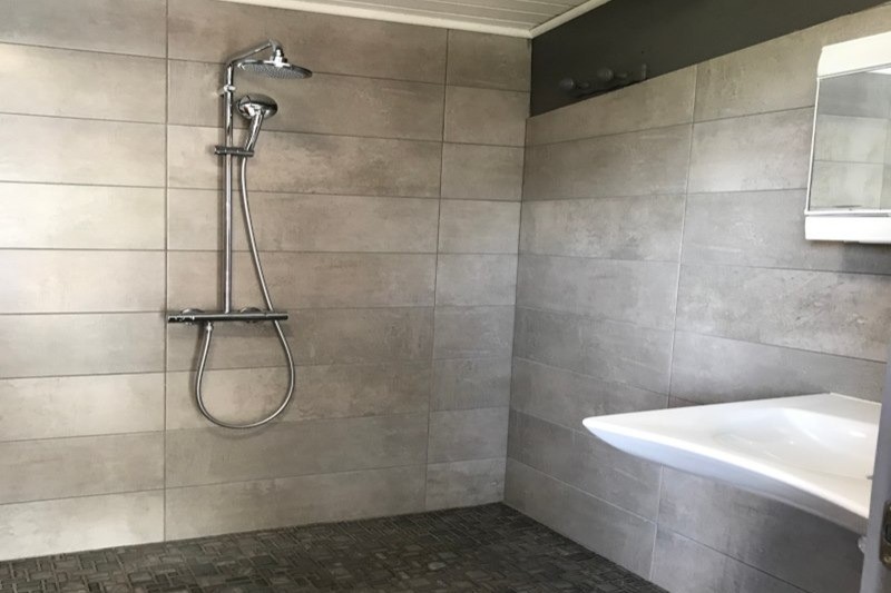 espace douche piscine Orchidée