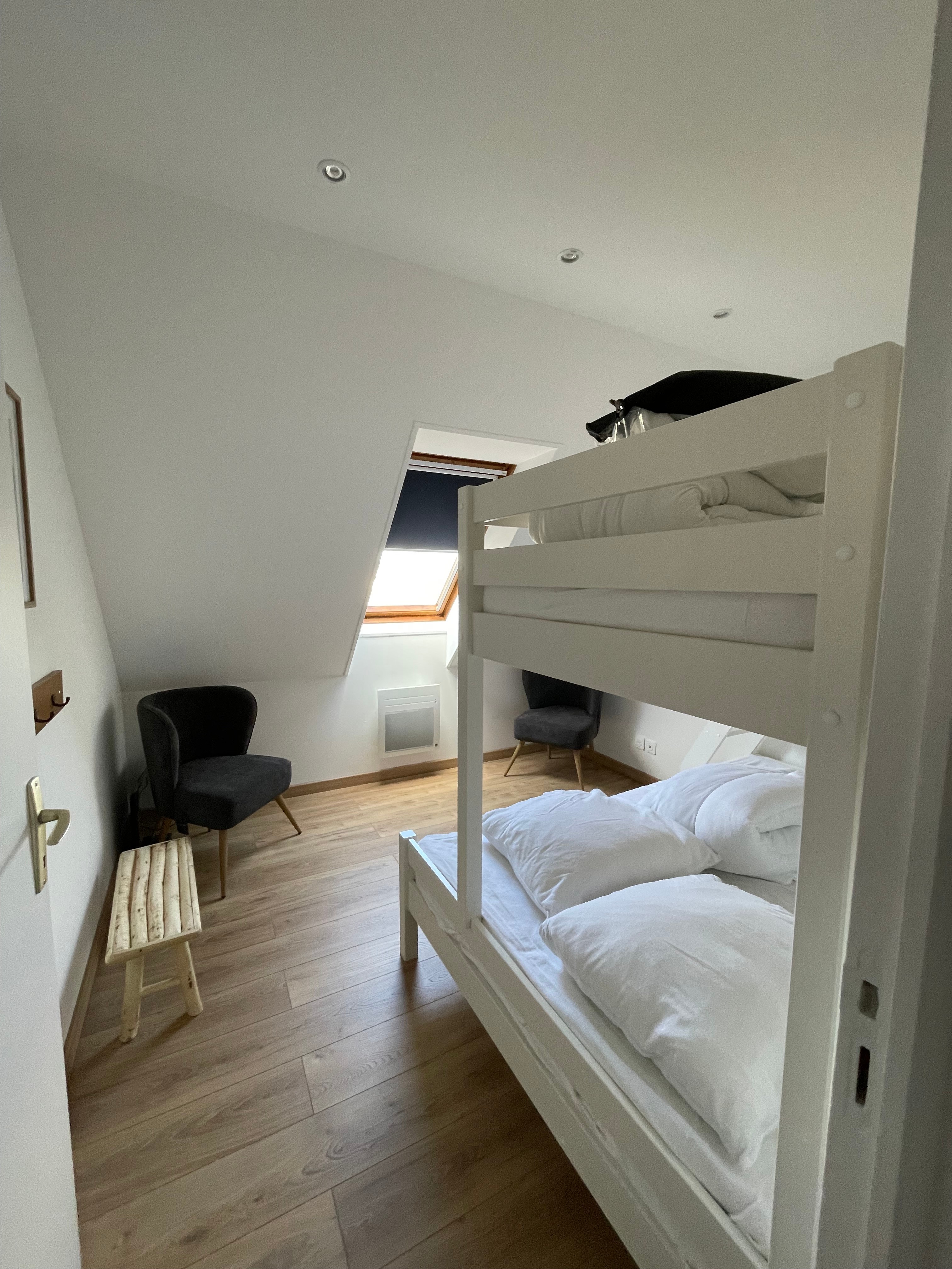 CHAMBRE ENFANTS AVEC  GRAND  LIT ET  LIT SUPERPOSÉ