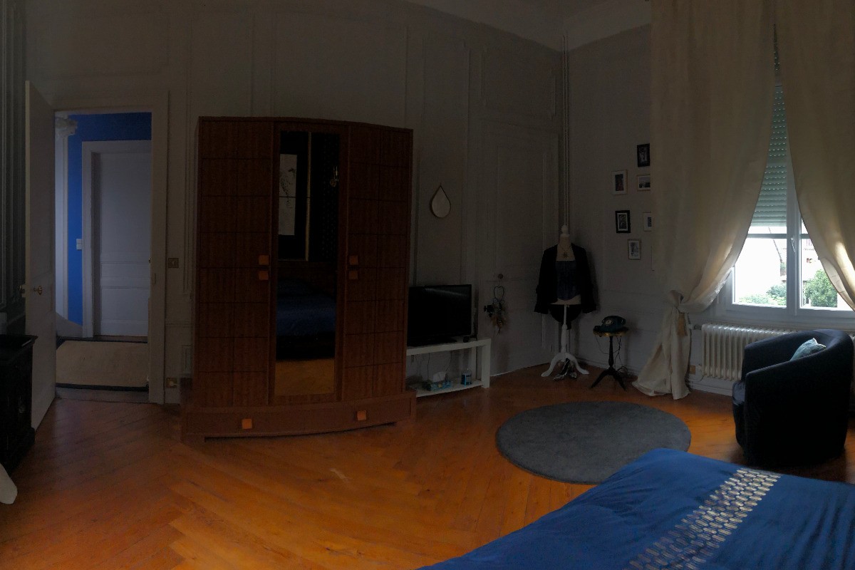 une télé est présente dans la chambre, une penderie et une étagère sont encore disponibles si vous séjournez plusieurs nuitées