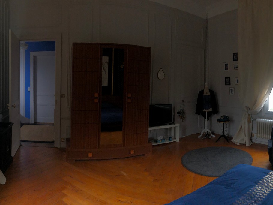 une télé est présente dans la chambre, une penderie et une étagère sont encore disponibles si vous séjournez plusieurs nuitées