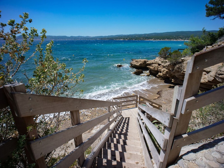 La crique de la rainette, plage de roche, idéale pour les plongées en apnée.