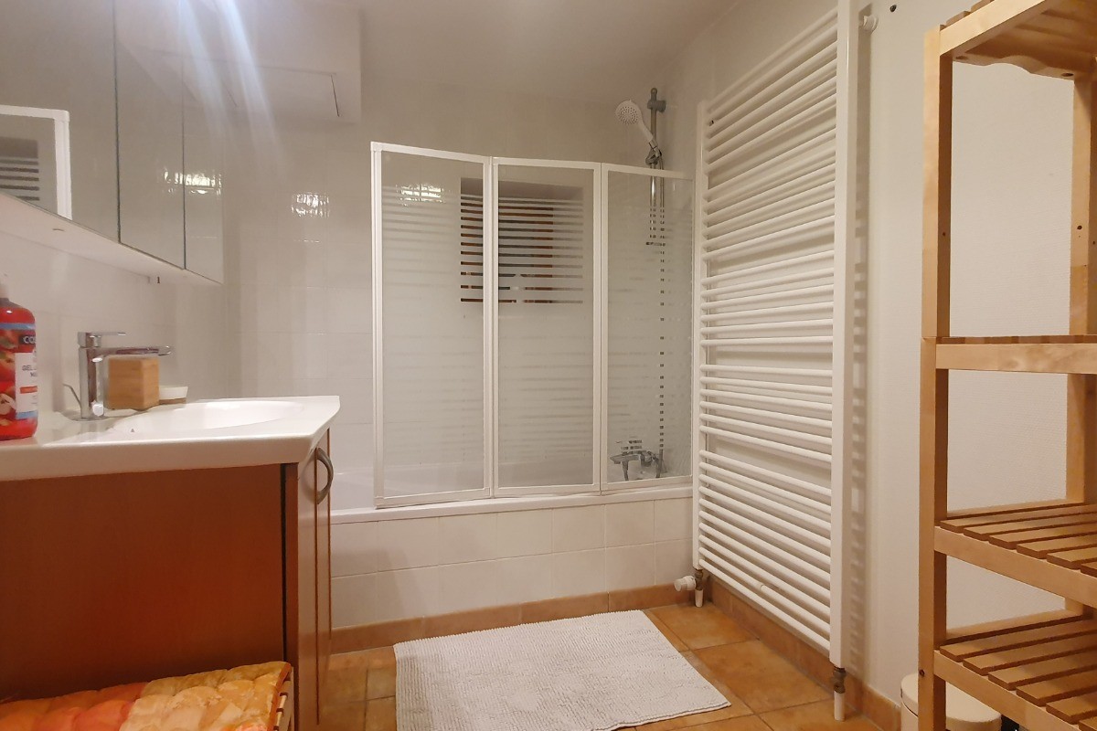 Salle de bain avec baignoire