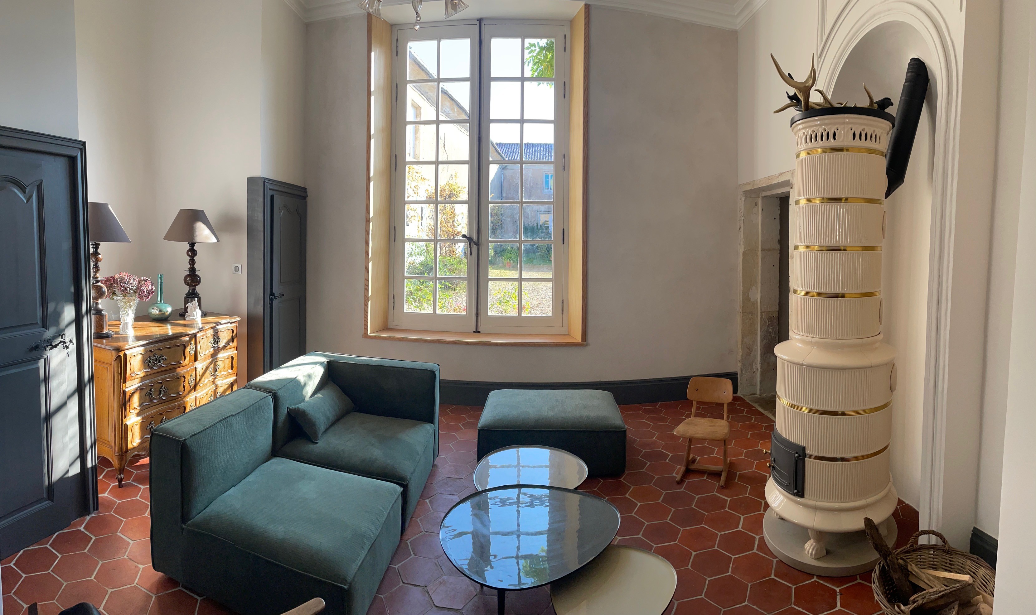 Living room overlooking inner courtyard - Gite du Comte Bourcier - Château de Ville au Val