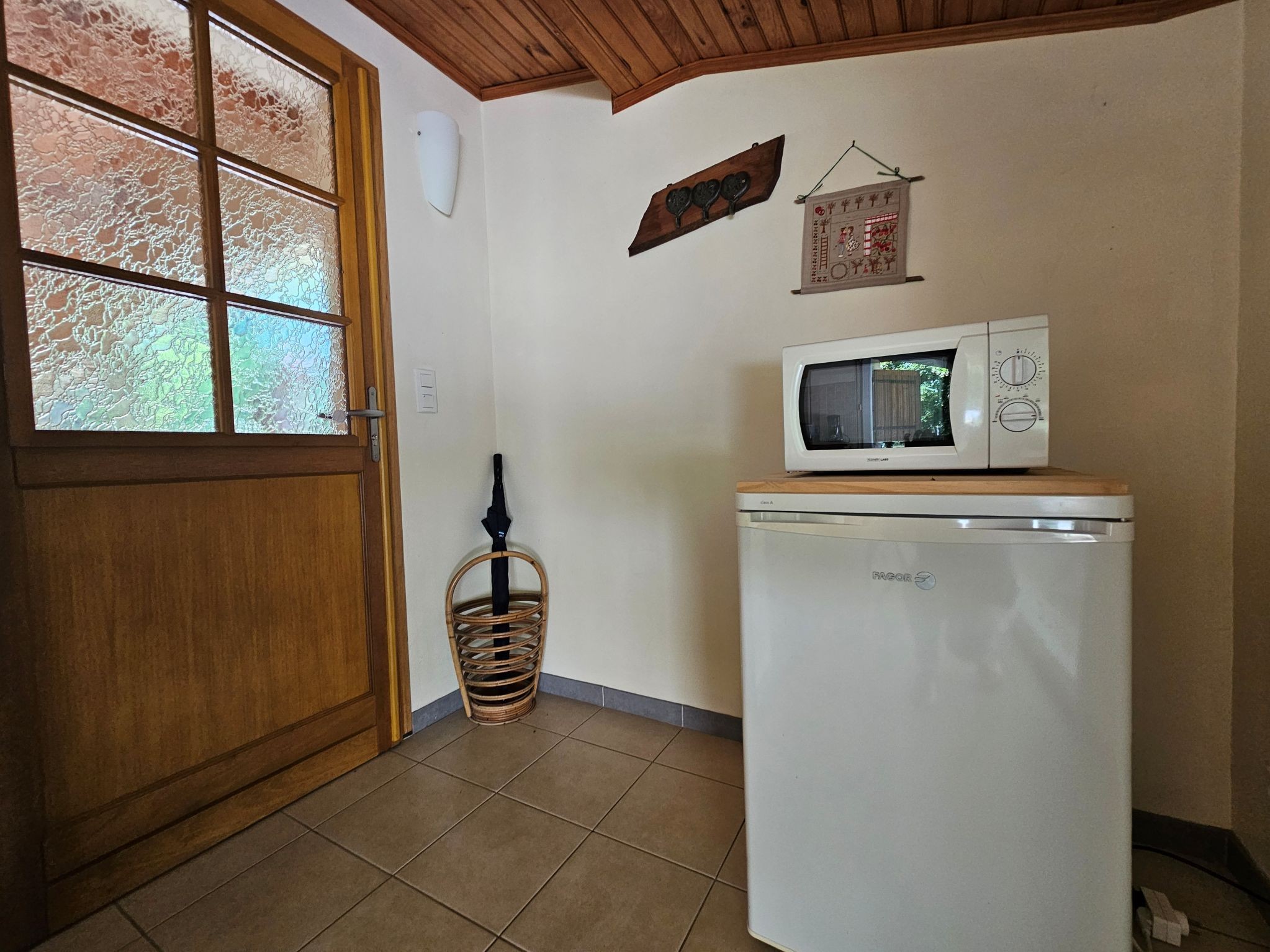 La porte d'entrée avec le mini réfrigérateur et micro-onde