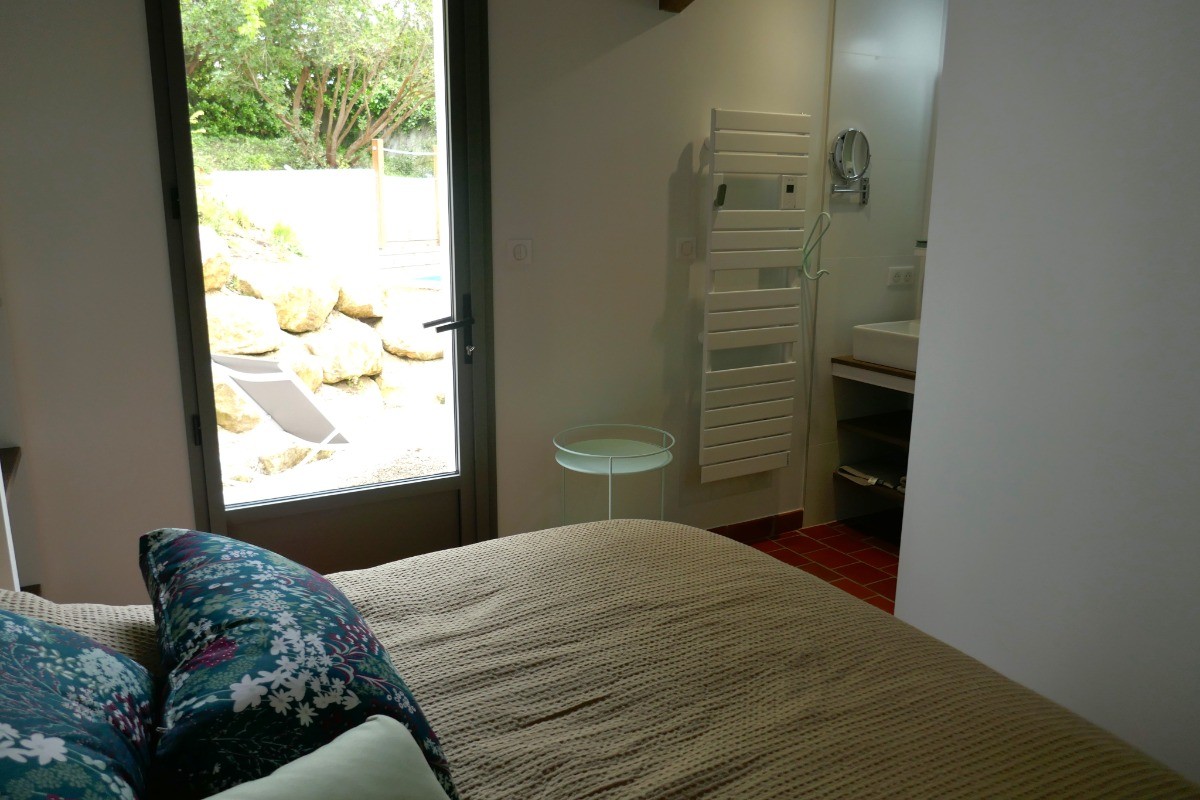 Chambre 1 avec un lit en 160 et une salle d'eau attenante