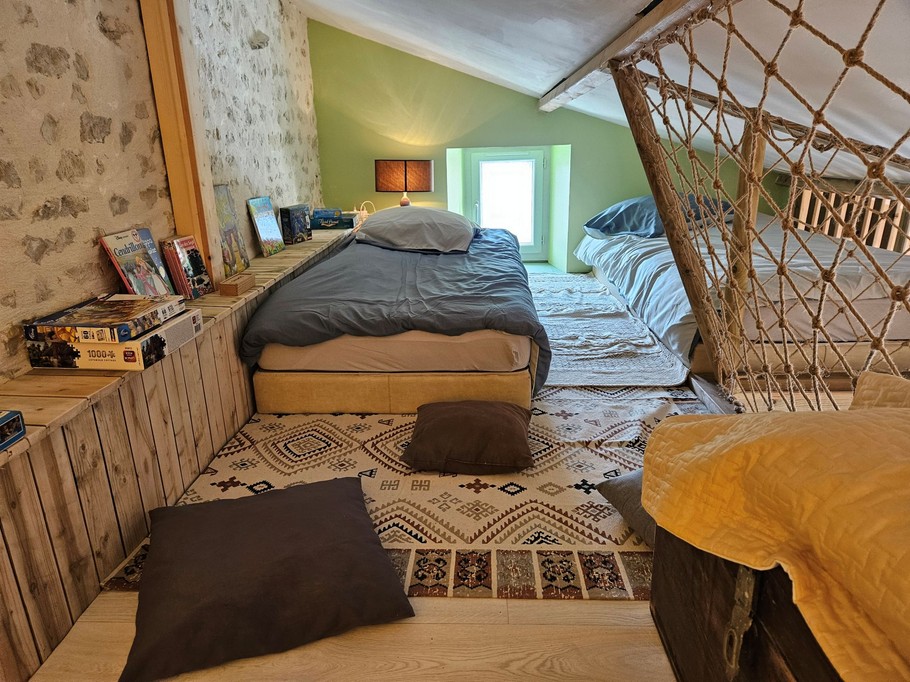 Sur la mezzanine, interdit aux enfants de moins de 6 ans