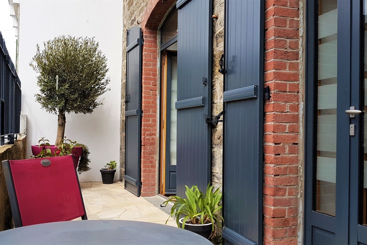 Appartement de plain pied en rez-de-chaussée, avec cour de 12m² et salon de jardin. Belle façade début 20e siècle.
Crédits photos :  Clévacances 35