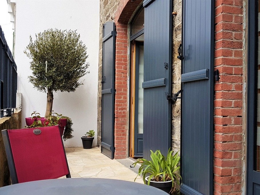 Appartement de plain pied en rez-de-chaussée, avec cour de 12m² et salon de jardin. Belle façade début 20e siècle.
Crédits photos :  Clévacances 35