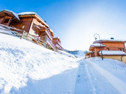Départ skis au pied des chalets