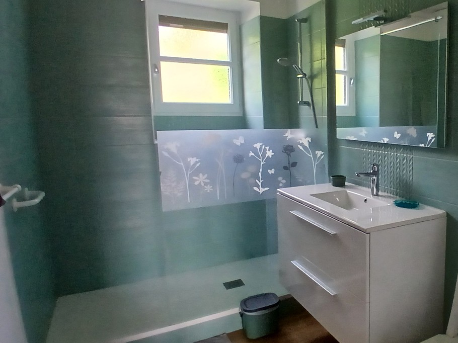 Solagnat holiday cottage, in Orcines, Puy-de-Dôme: The bathroom, renovated in January 2025