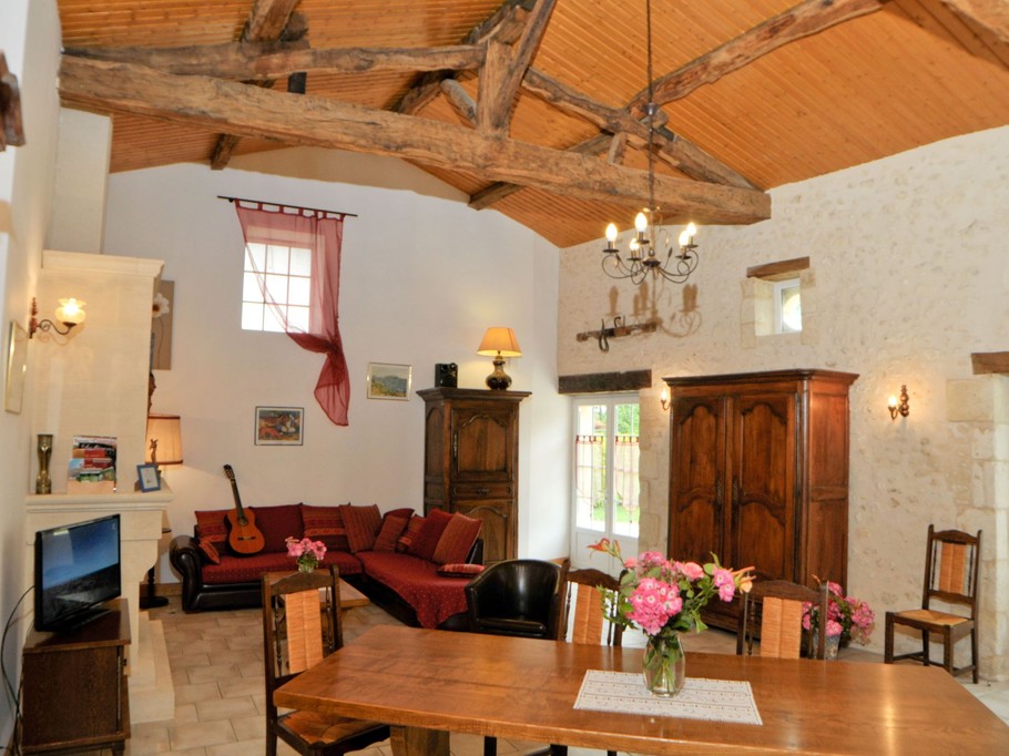 Gite La Grange Chez Bariot pour 10 personnes avec piscine et jacuzzi intérieur en Charente