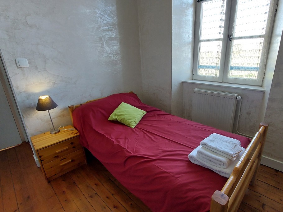 Chambre calme du gîte de groupe avec rangements