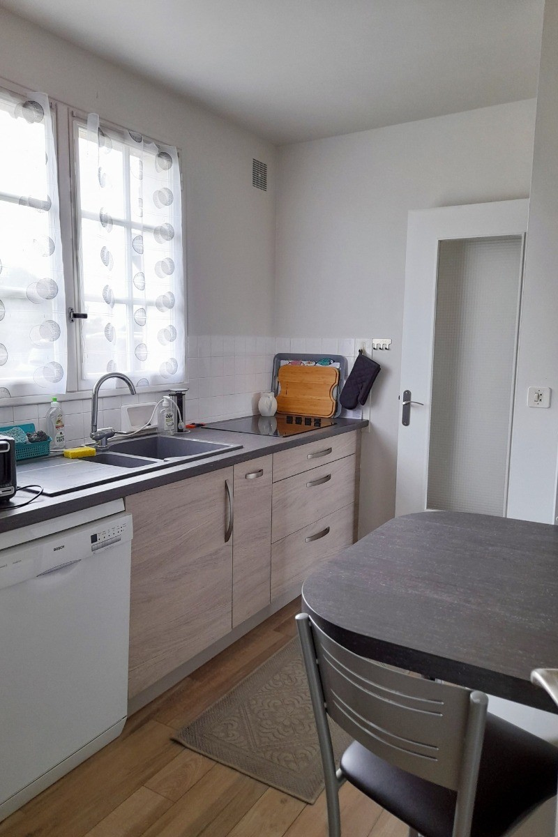Cuisine indépendante et toute équipée (lave-vaisselle, four, micro-ondes, congélateur, électroménager, etc.). Table avec 2 assises dans la cuisine.