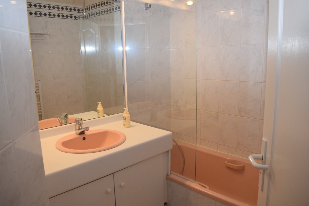 Salle de bain comprenant baignoire & douche