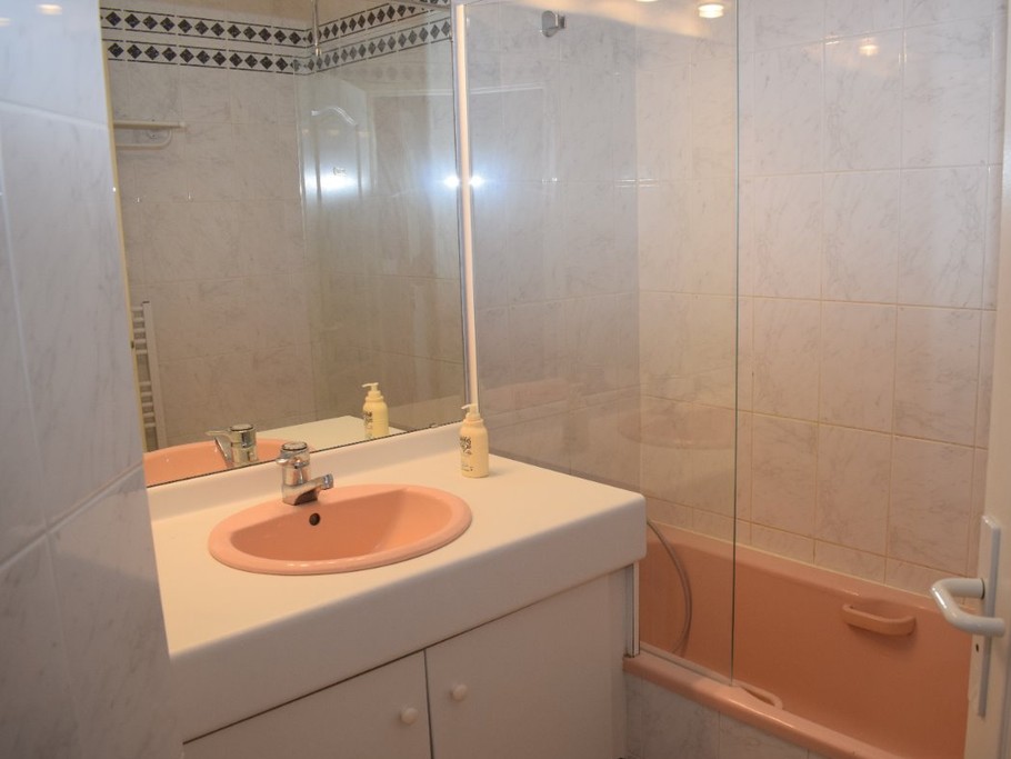 Salle de bain comprenant baignoire & douche