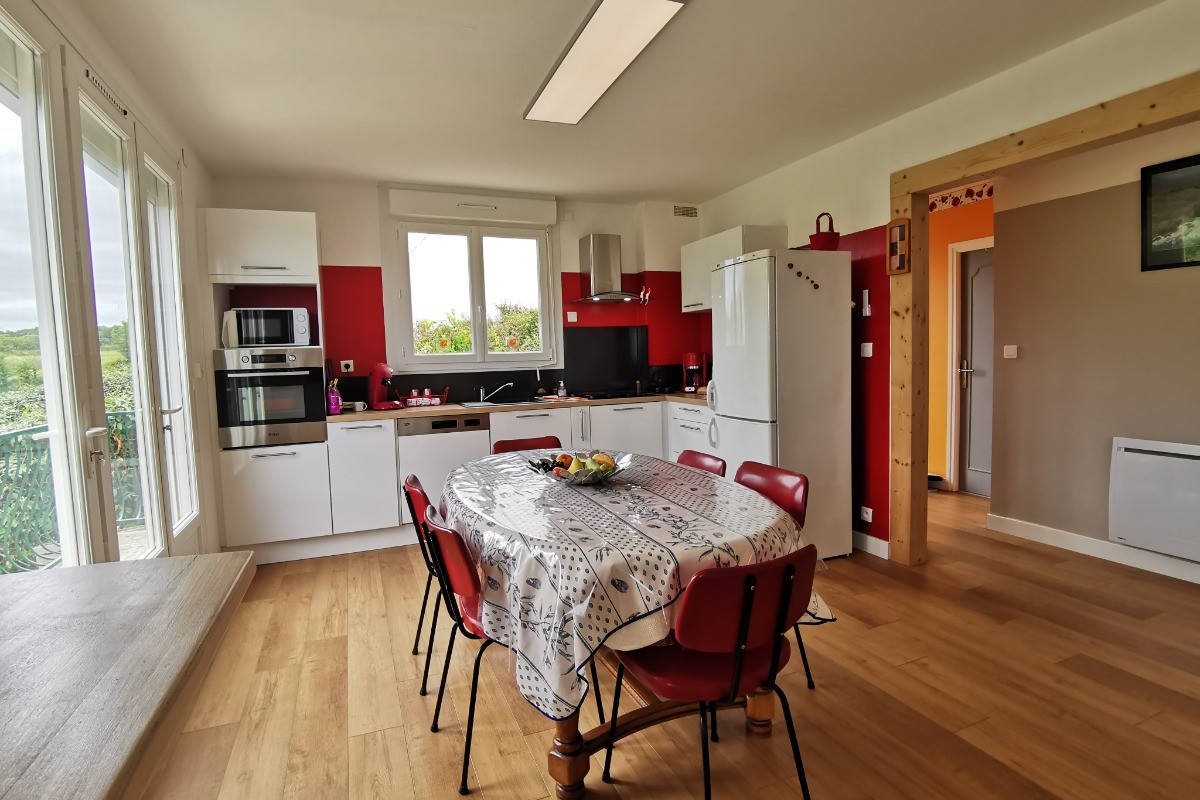 Séjour / cuisine équipée avec vue mer