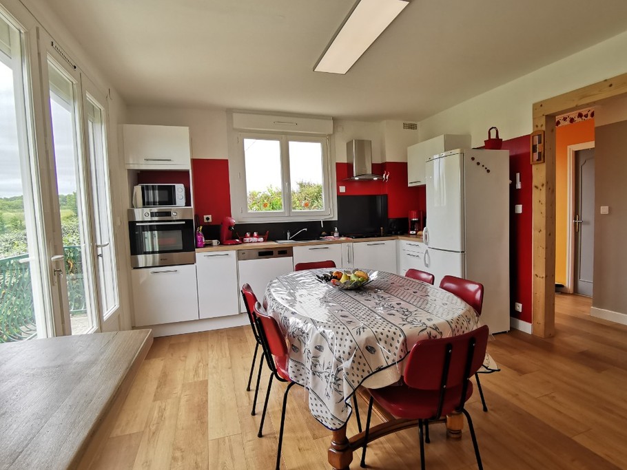 Séjour / cuisine équipée avec vue mer