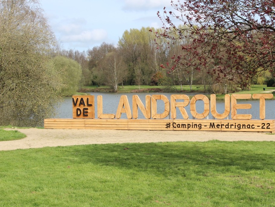 N'hésitez pas à immortaliser le moment en vous prenant en photos lors de votre passage. Montrez-nous vos plus belles photos en nous identifiant et en utilisant nos hashtag #campingmerdrignac22 #valdelandrouet