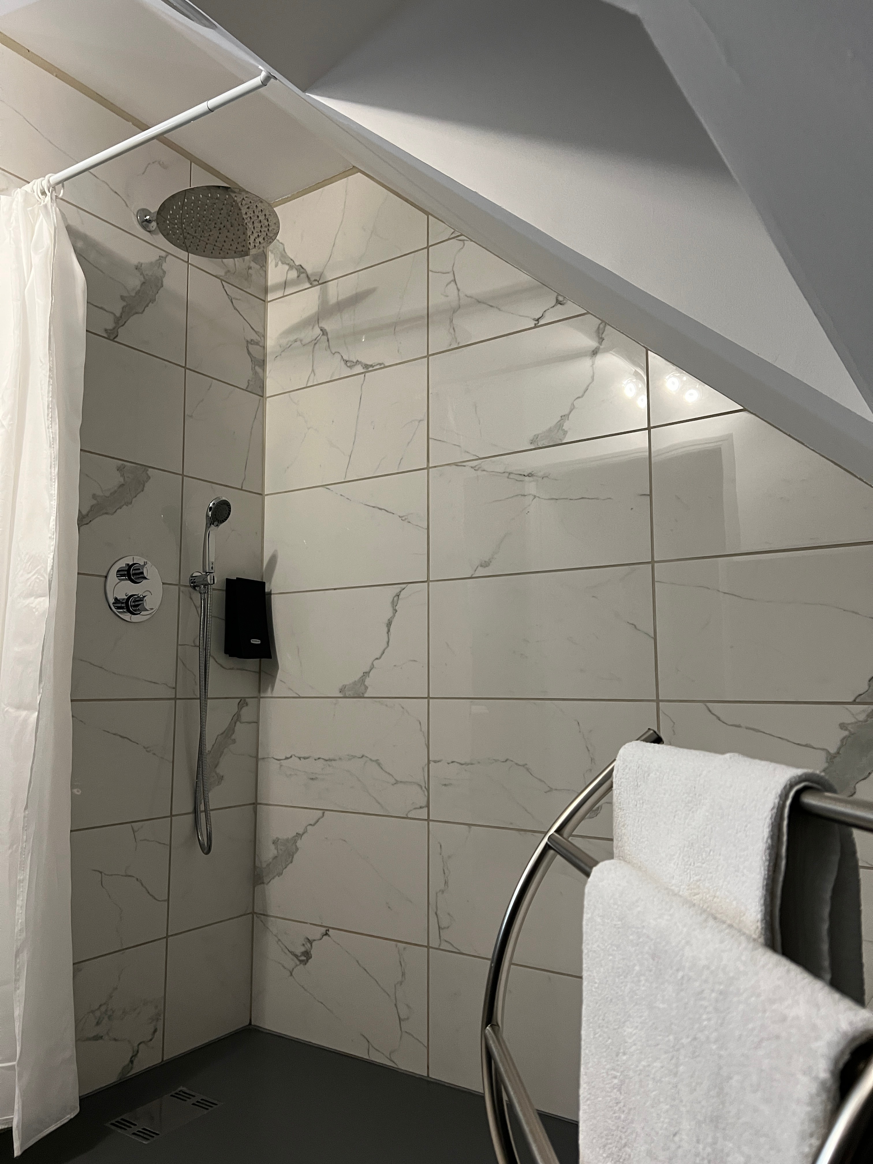 Chambre familiale Jules et Léonard salle d'eau