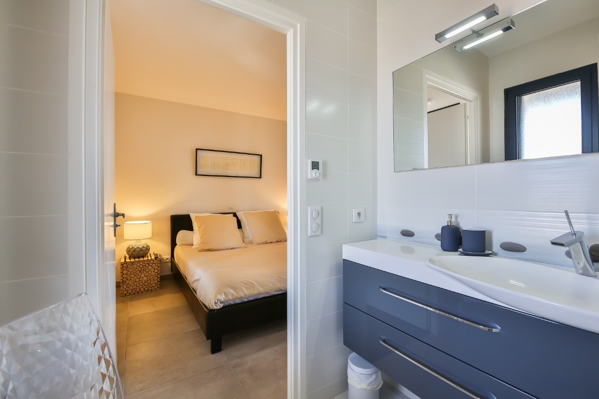 Chambre Suite et sa salle d'eau privative avec grande douche