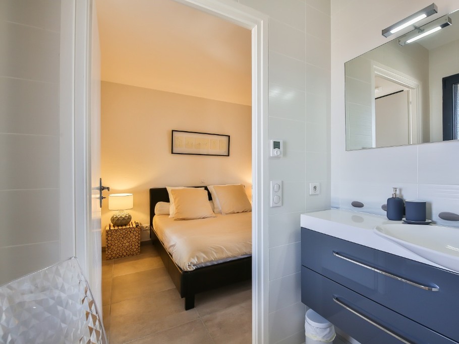 Chambre Suite et sa salle d'eau privative avec grande douche