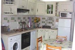 Cuisine équipée avec machine à laver et lave-vaisselle