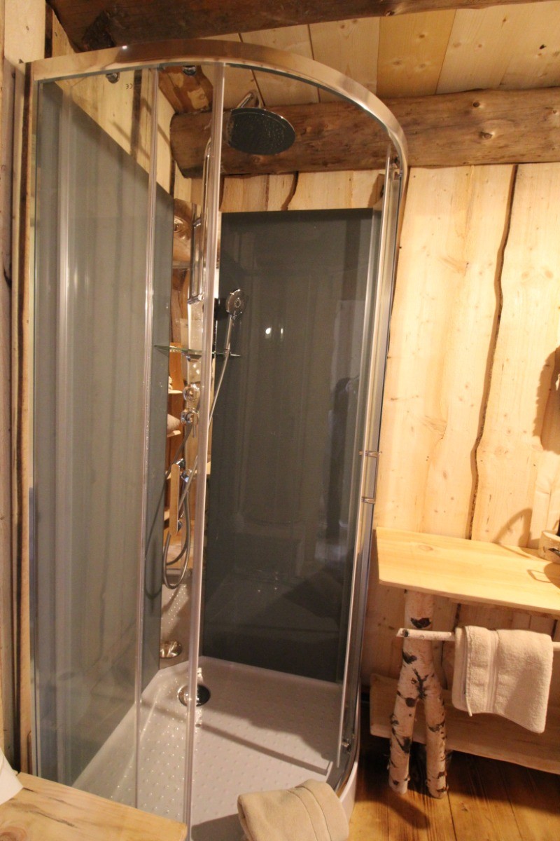 Salle d'eau avec douche - Les Cabanes du Lac de Pierre Percée