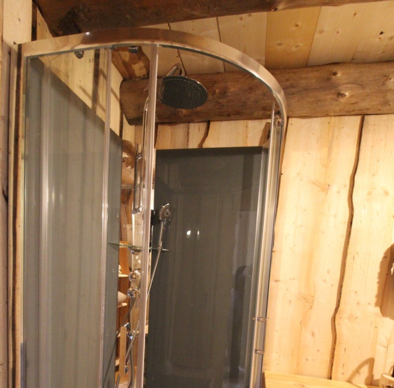 Salle d'eau avec douche - Les Cabanes du Lac de Pierre Percée