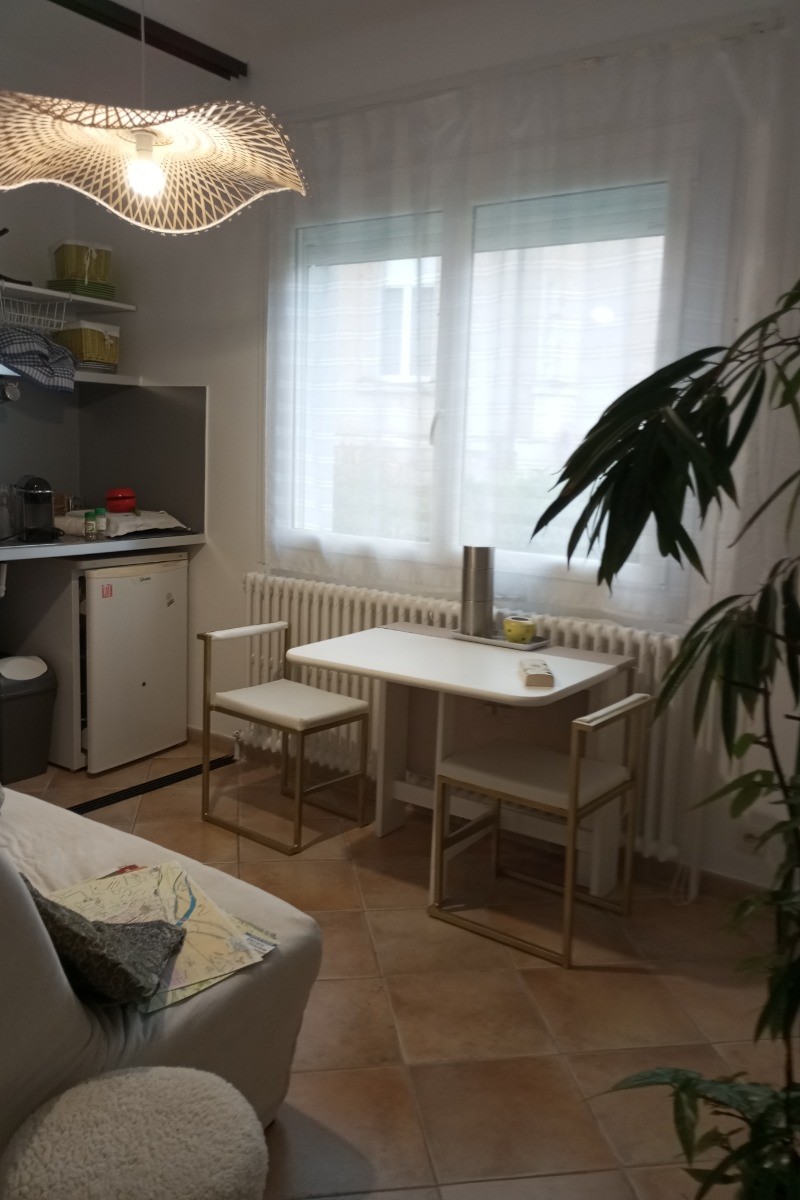 Frigo micro- ondes, plaque de cuisson, cafetière et bouilloire