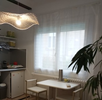 Frigo micro- ondes, plaque de cuisson, cafetière et bouilloire