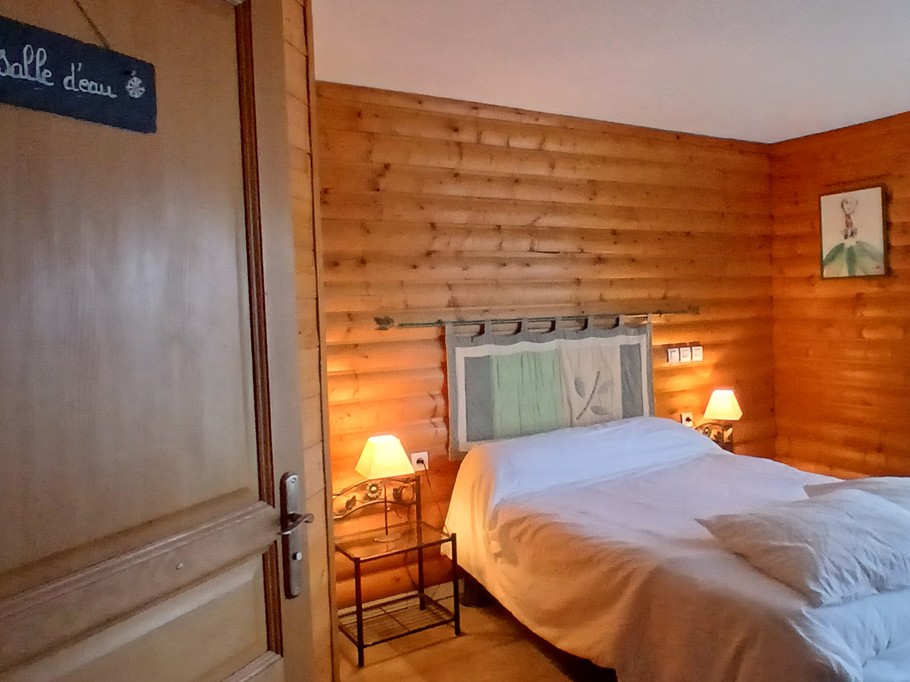 Chambre parentale labellisée handicapé ou parentale - Gîte Les Coquelicots - Super Besse (Puy de Dôme, 63)