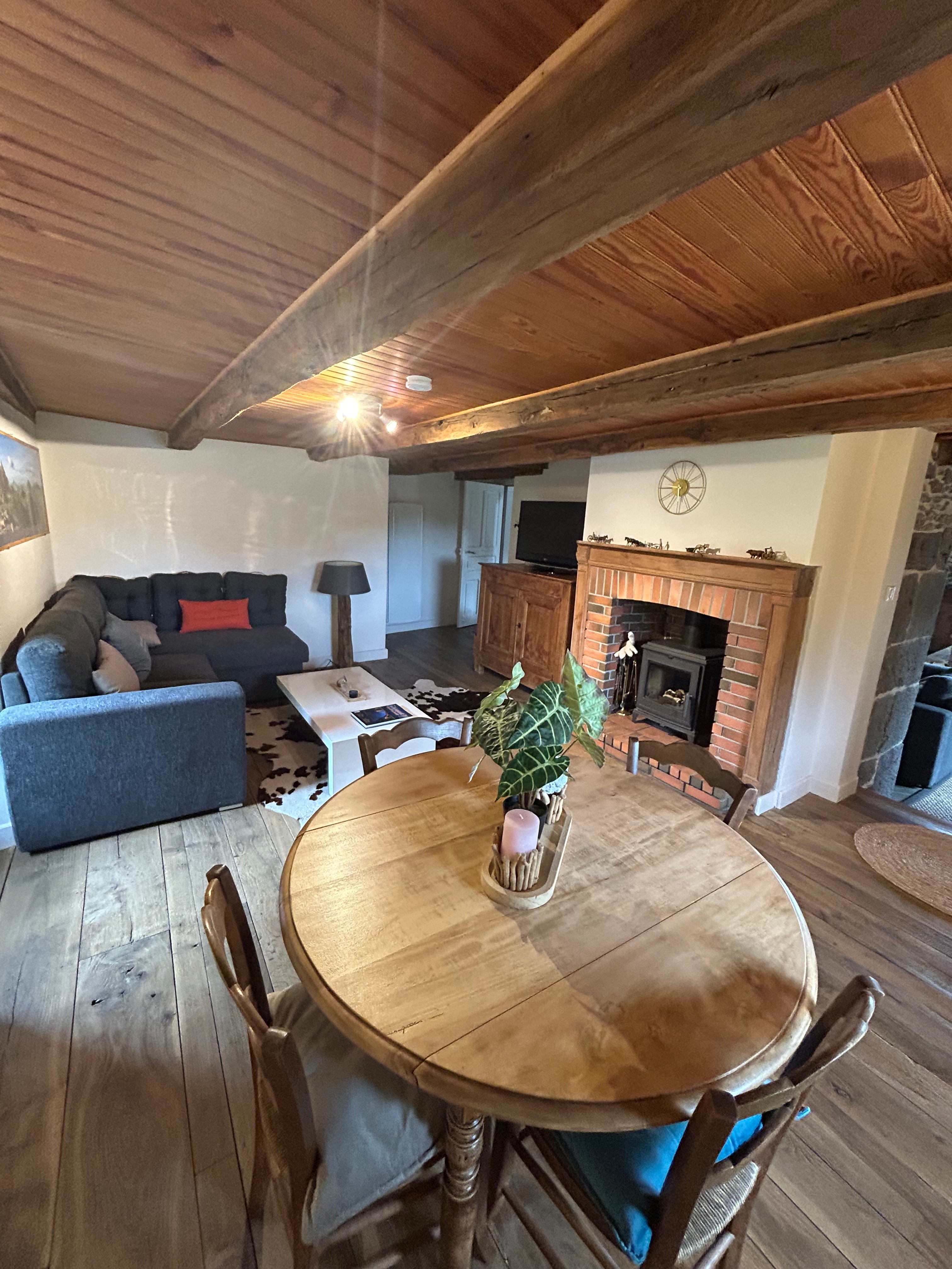 2eme salon/ salle de jeux
TV et poêle à bois