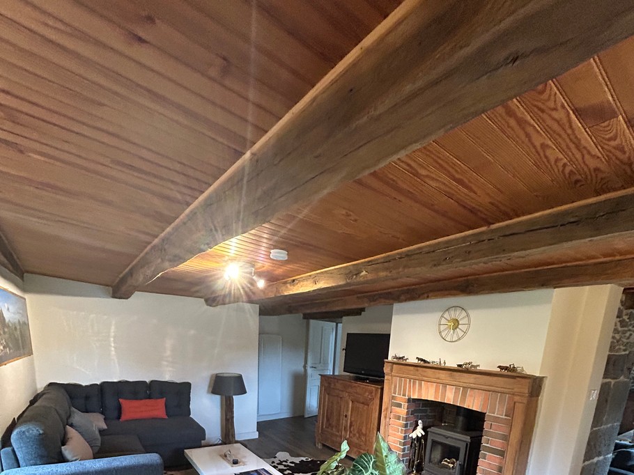 2eme salon/ salle de jeux
TV et poêle à bois