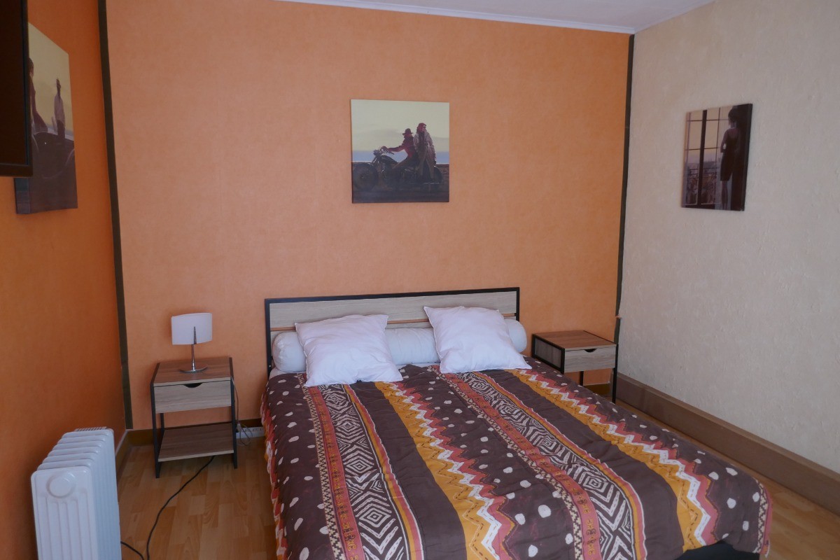 Bedroom with 160 cm bed