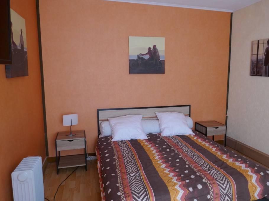 Bedroom with 160 cm bed