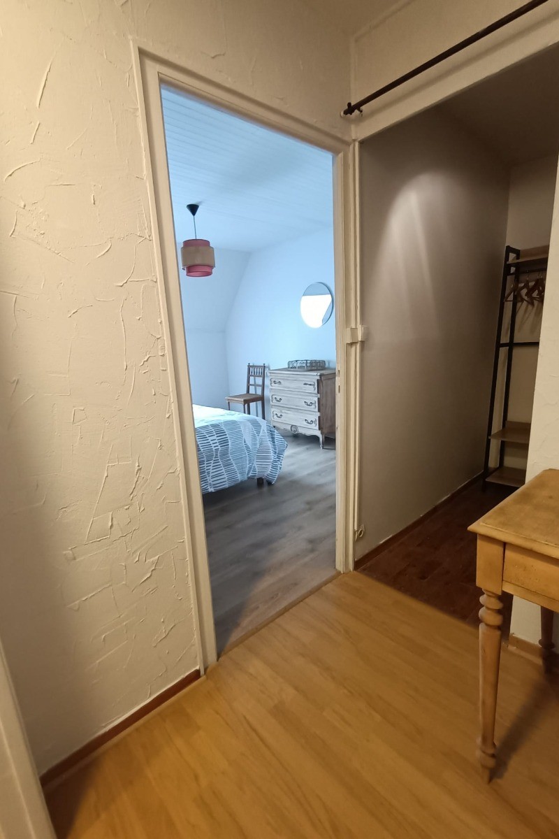 Le palier avec un coin bureau et un grand dressing