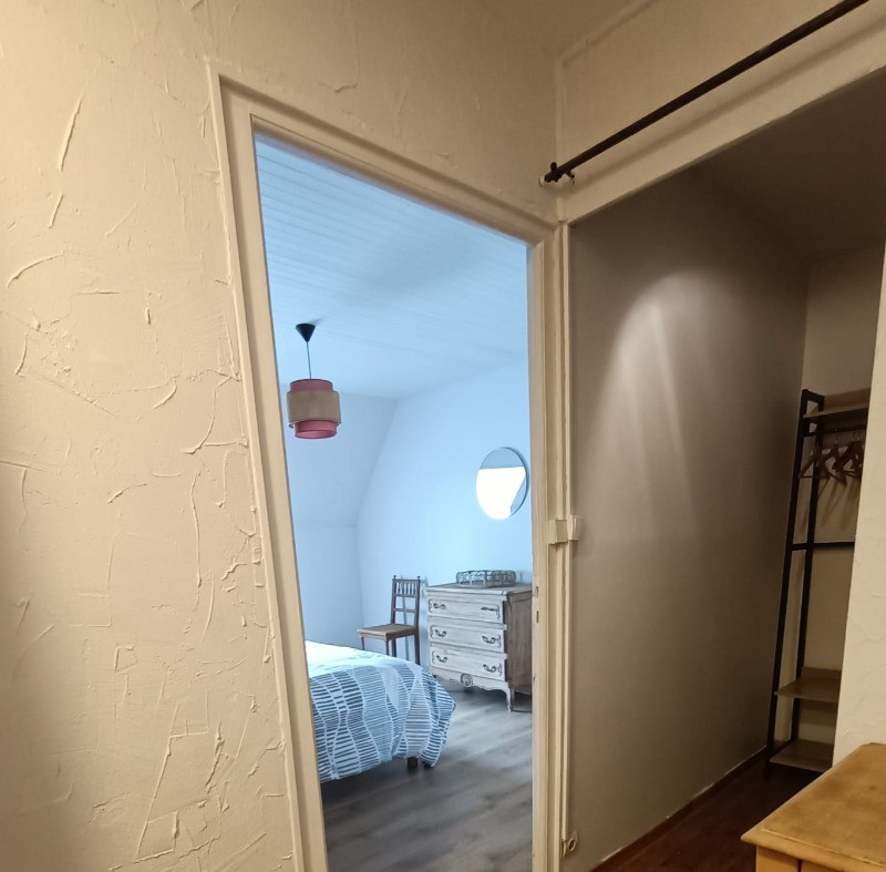 Le palier avec un coin bureau et un grand dressing