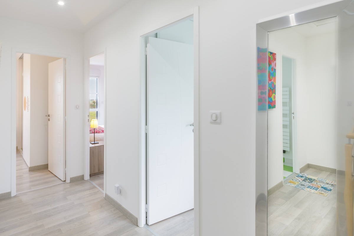 Couloir de l'étage avec accès dans les 3 chambres - salle de bains et WC