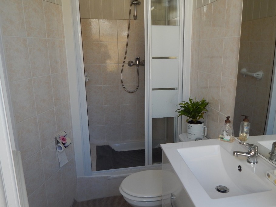 Salle d'eau avec WC au RDC