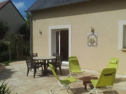 Terrasse exterieur avec salon de jardin, chaises longues, parasol