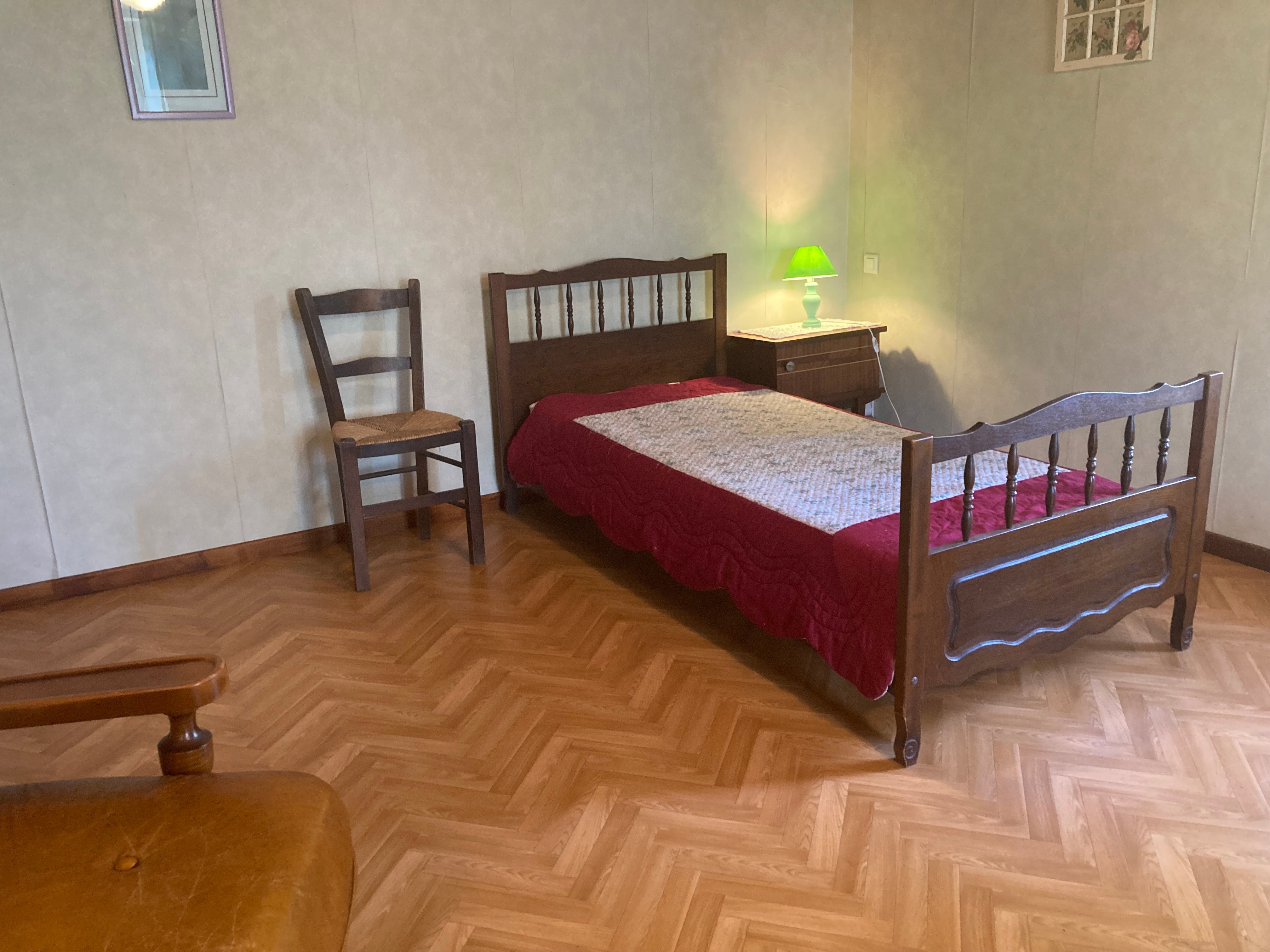 1ère Chambre avec lit 140 + 1 lit 90