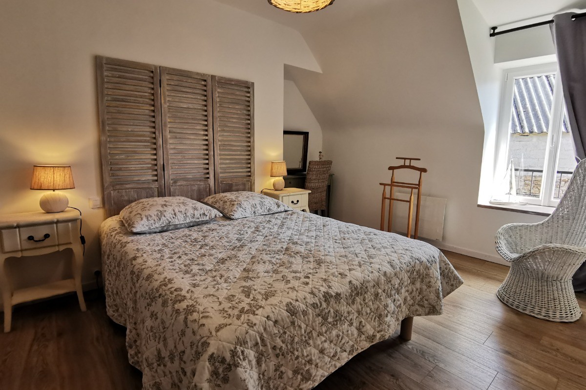 Une chambre à l'étage avec un lit de 140