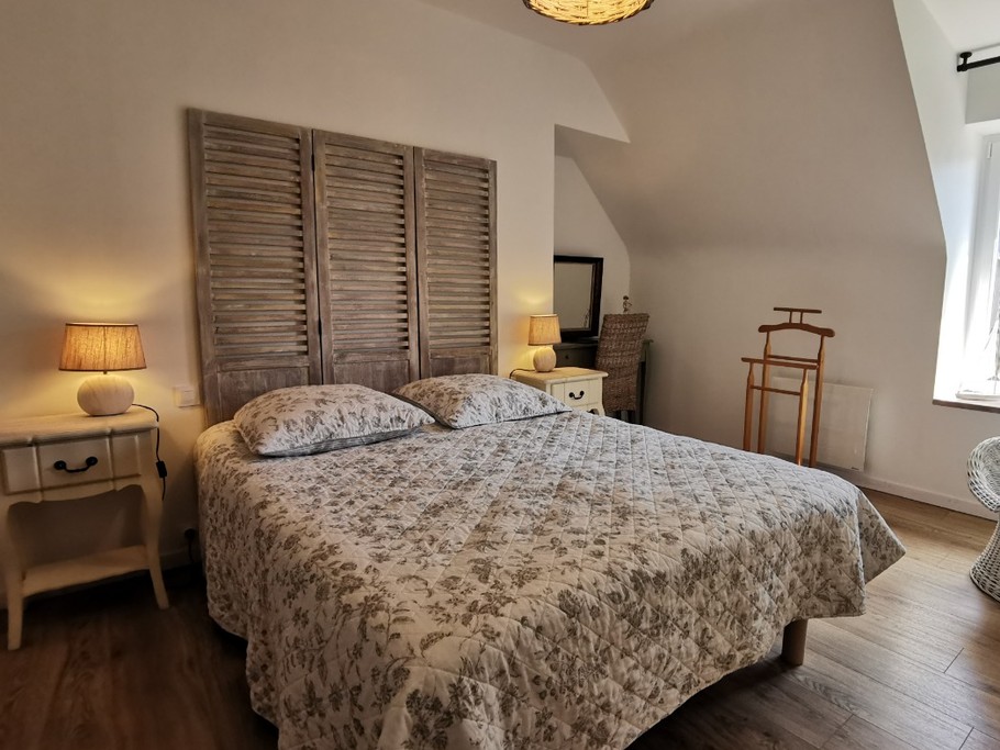 Une chambre à l'étage avec un lit de 140