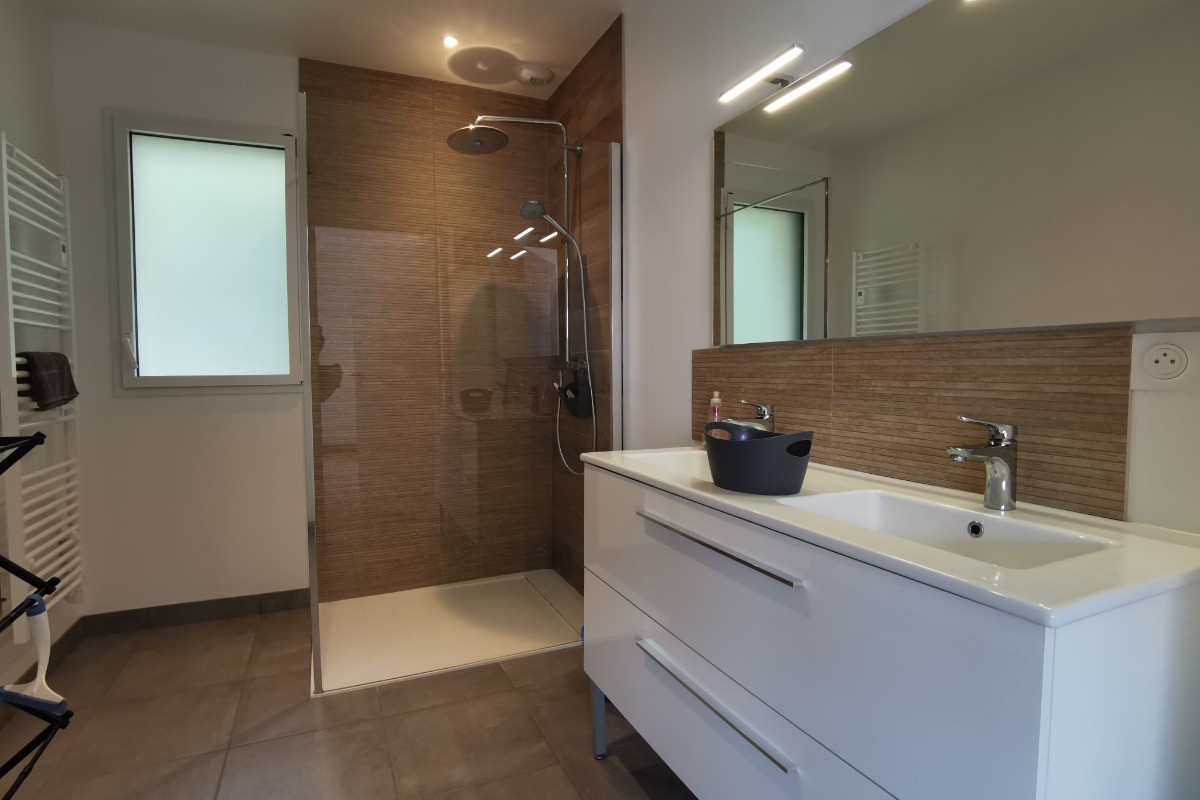 Salle d'eau avec meuble 2 vasques