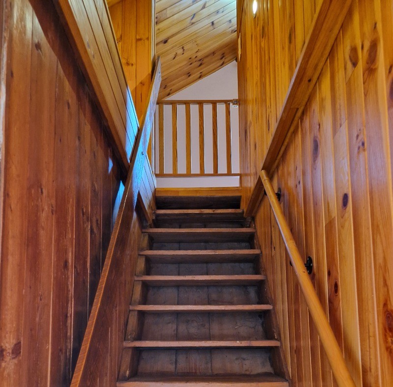 Accès chambre 2 par échelle de meunier avec barrière - Gîte Vosgien Chez Capucine et Mirabelle à BELLEFONTAINE 88