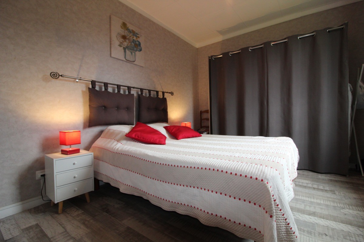 Chambre n°2 : 1 lit 140x190 - Gîte Chez Lucie