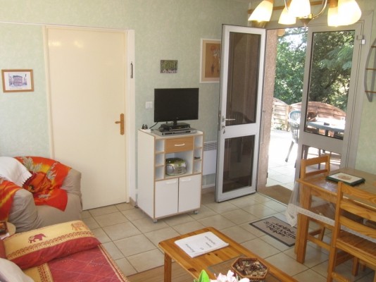 Nombreuse documentations dans meuble sous la télé  - Albi - Tarn -